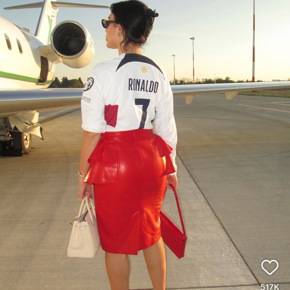 Fendi Black Sunglasses with Gold Details - Picture 6 of 7